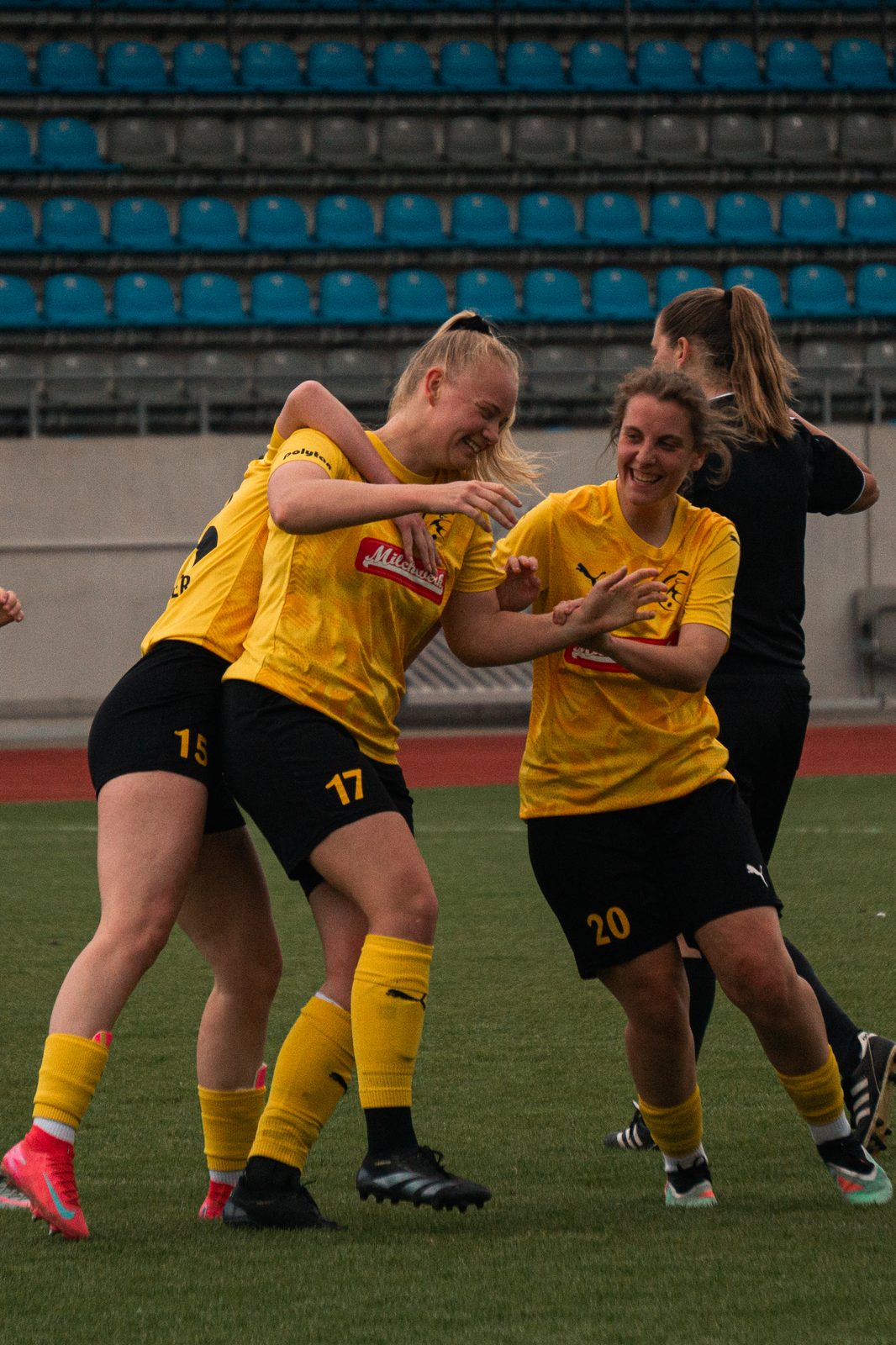 Lachende Spielerinnen nach dem Spiel