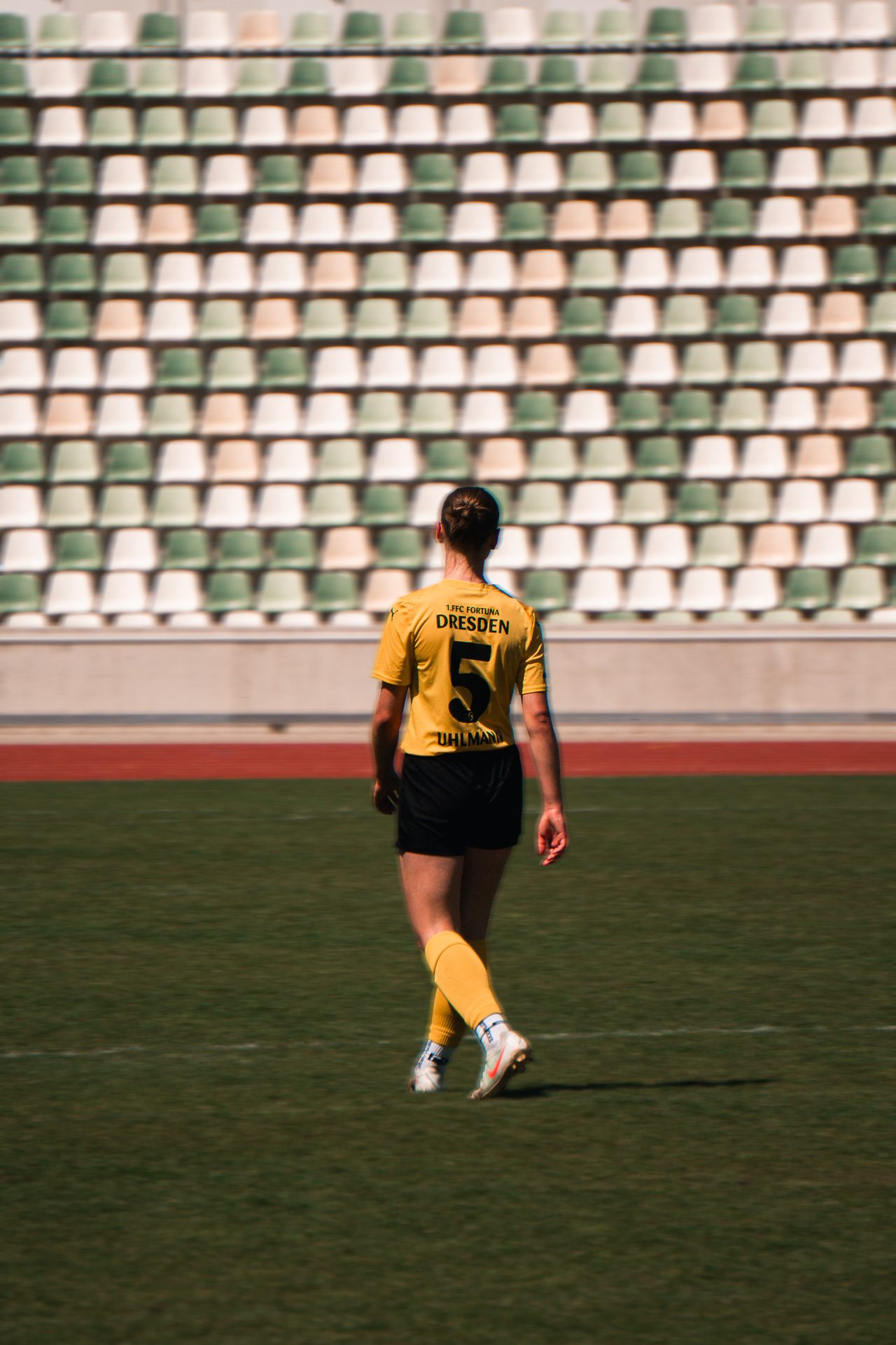 Fußballspielerin auf dem Platz – Jack Hagen Photography